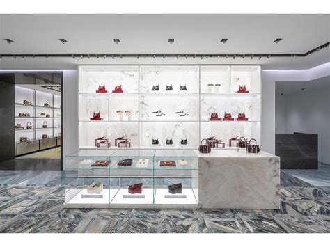 gucci milano via montenapoleone orari